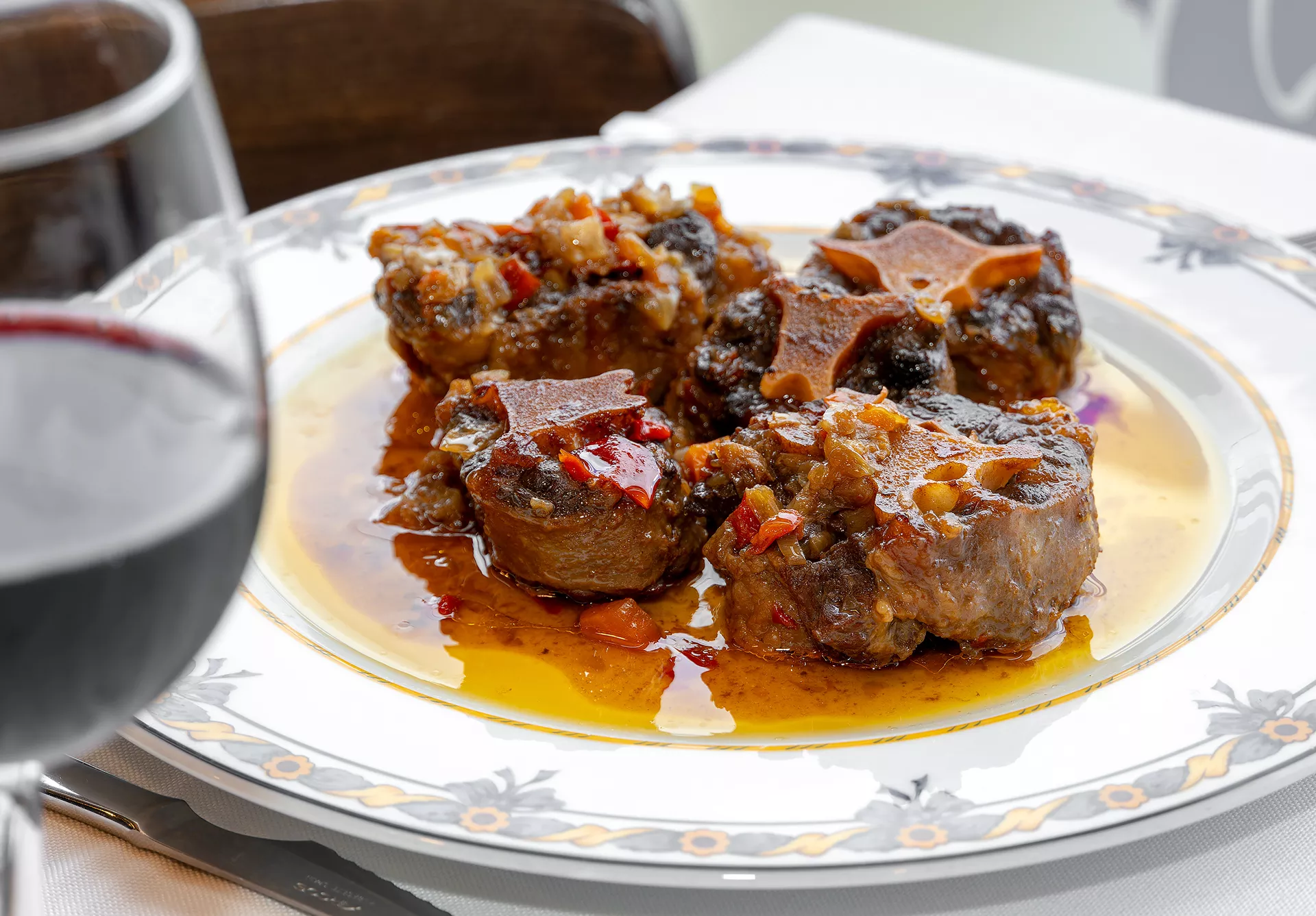 Rabo de toro emplatado junto a una copa de vino tinto